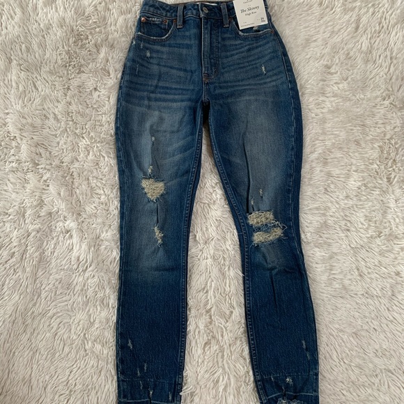 🦋NWT Abercrombie Curve Love high rise jeans - Picture 2 of 9
